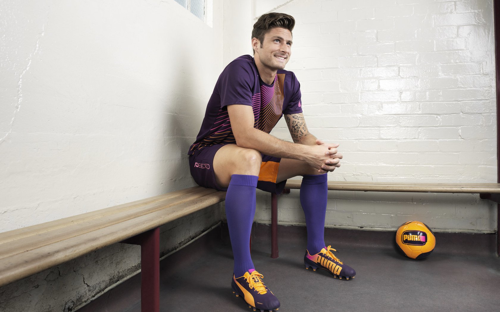 湖人锋线组合展现空接能力赢得现场掌声，湖人主场上空的旗帜